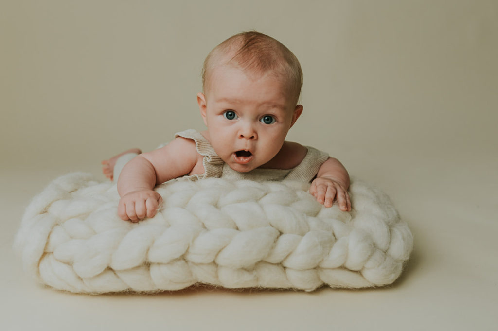 Søt baby jente på 4 måneder på milepælfotografering i Alta i fotostudio TS Foto Design