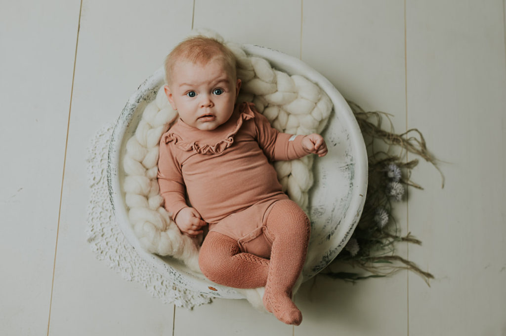 Babyfotografering med baby jente 5 måneder gammel  for prosjektet "ett år i bilder" babyfotografering fra måned til måned