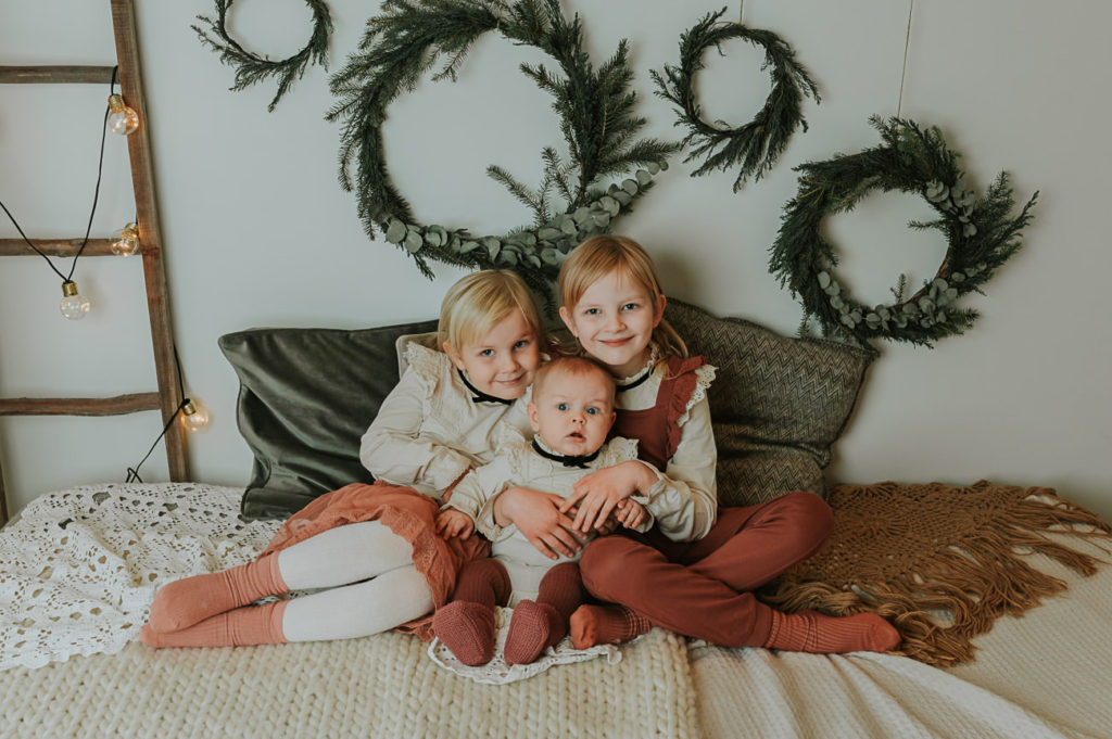 Julefotografering i fotostudio med en baby og storesøsken