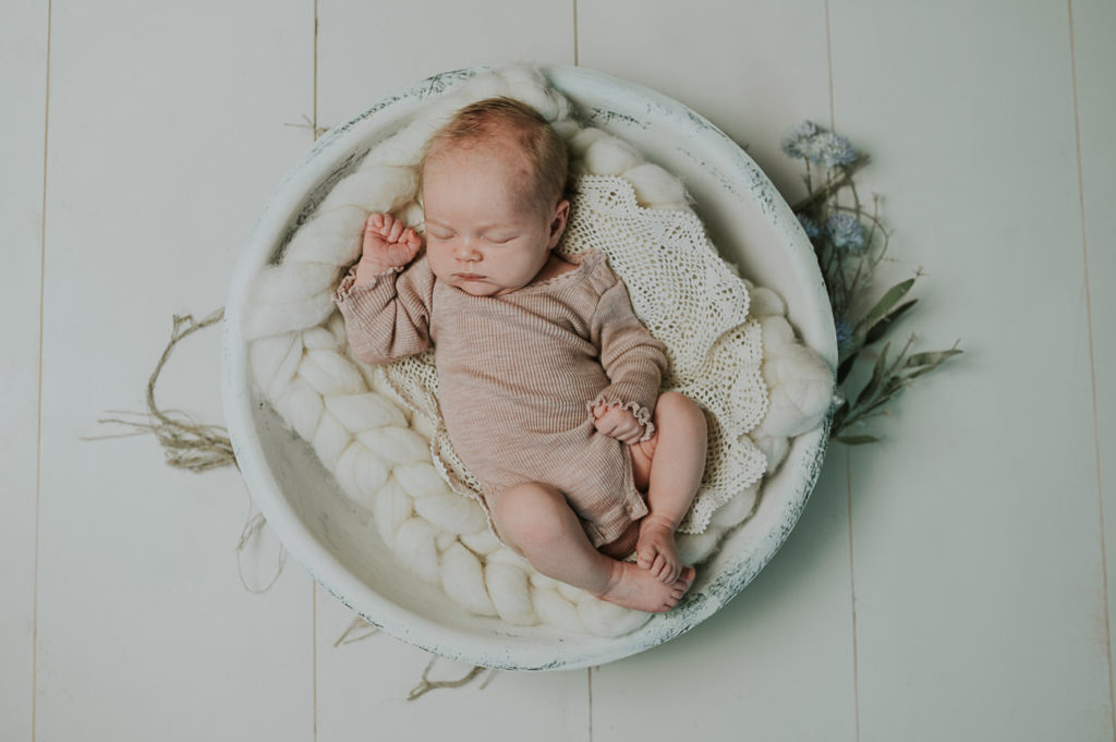 Nyfødtfotografering med baby jente 1 måned gammel  for prosjektet "ett år i bilder" babyfotografering fra måned til måned
