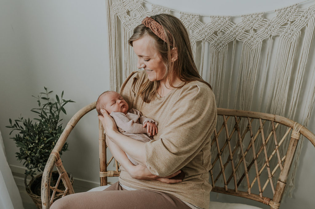 Ett år i bilder - babyfotografering fra måned til måned - bilde av mor og den nyfødte babyen i armene 