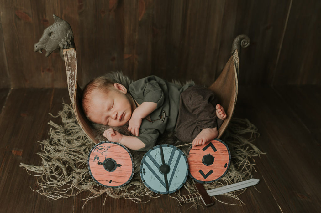 Nyfødt baby sover i et vikingskip - vikigtema nyfødtfotografering, vikingbaby, nyfødtviking fotograf TS Foto Design