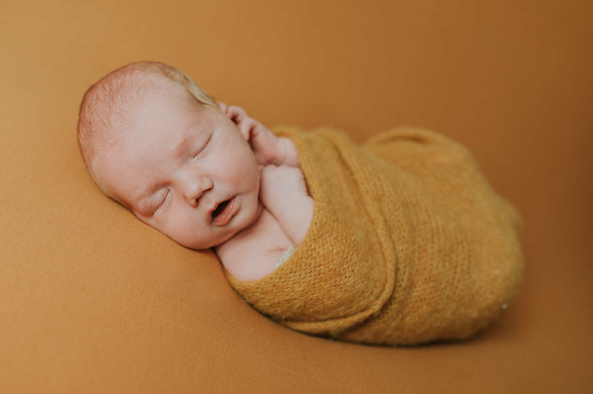 Nyfødtfotografering i gule farger