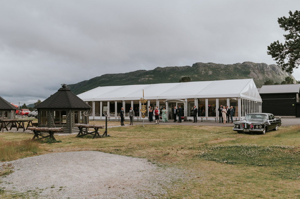 Festlokale Kvenvikmoen i Alta for en fargerik bryllupsfest om sommeren