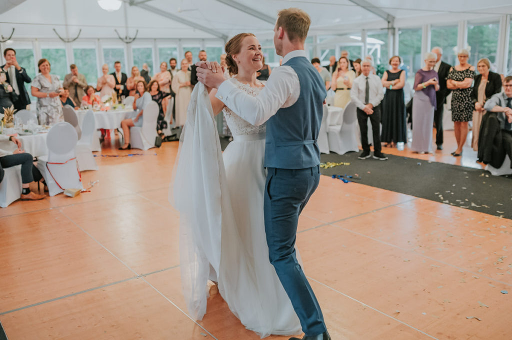 Første dans til brudeparet i Nordlyssalen på Kvenvikmoen i Alta