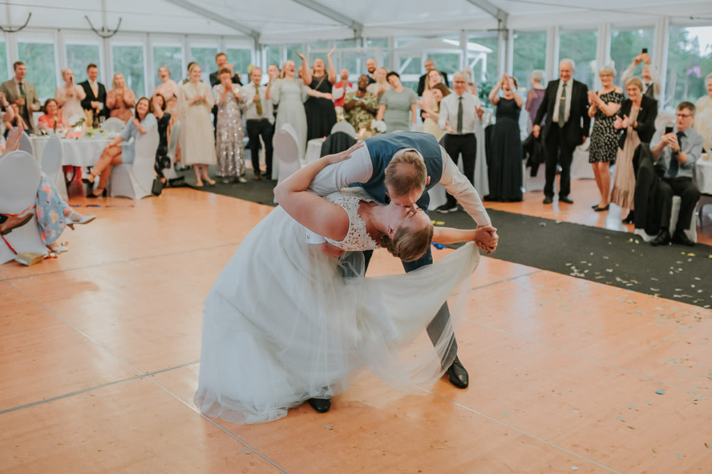 Første dans til brudeparet i Nordlyssalen på Kvenvikmoen i Alta