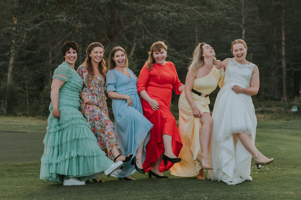 Brudens venninner i Fargerike kjoler matcher perfekt med et fargerikt tema for et bryllup i Alta