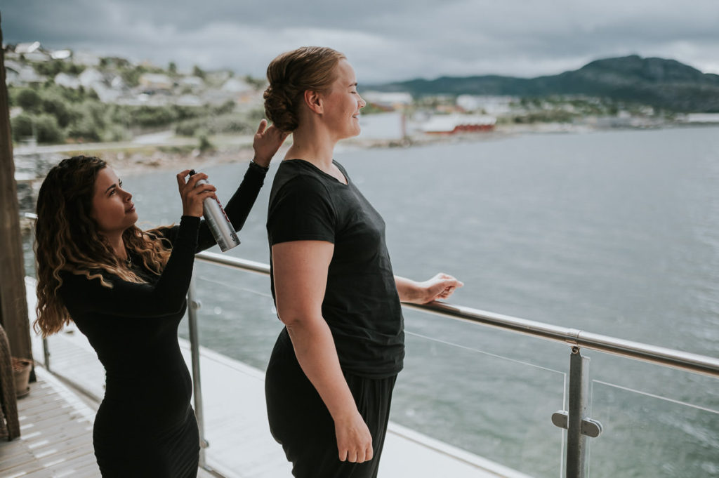 bryllupsforberedelser med fin utsikt over Altafjord
