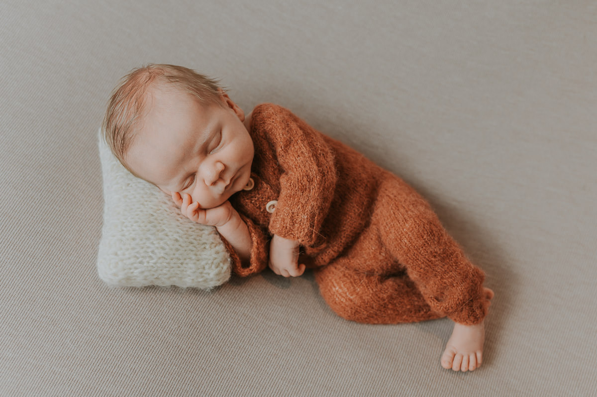 Nyfødtfoto i rustfarger