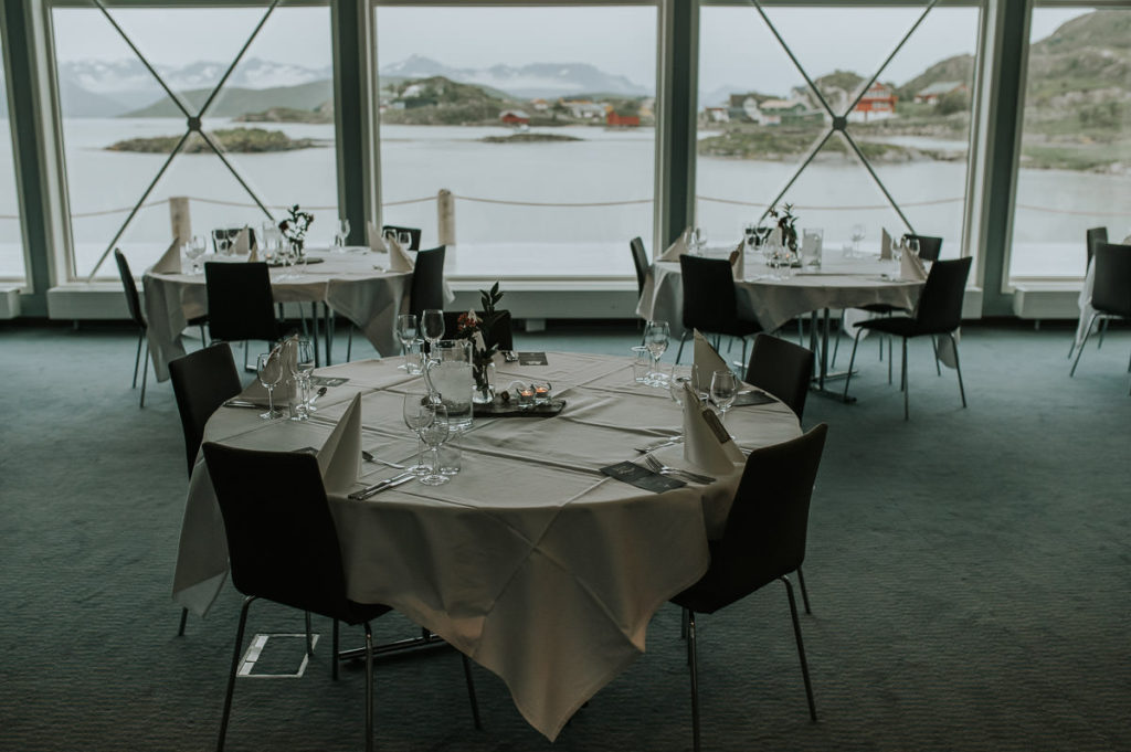 Wedding dinner and party at sommarøy arctic hotel in Tromsø - by wedding photographer TS Foto Design