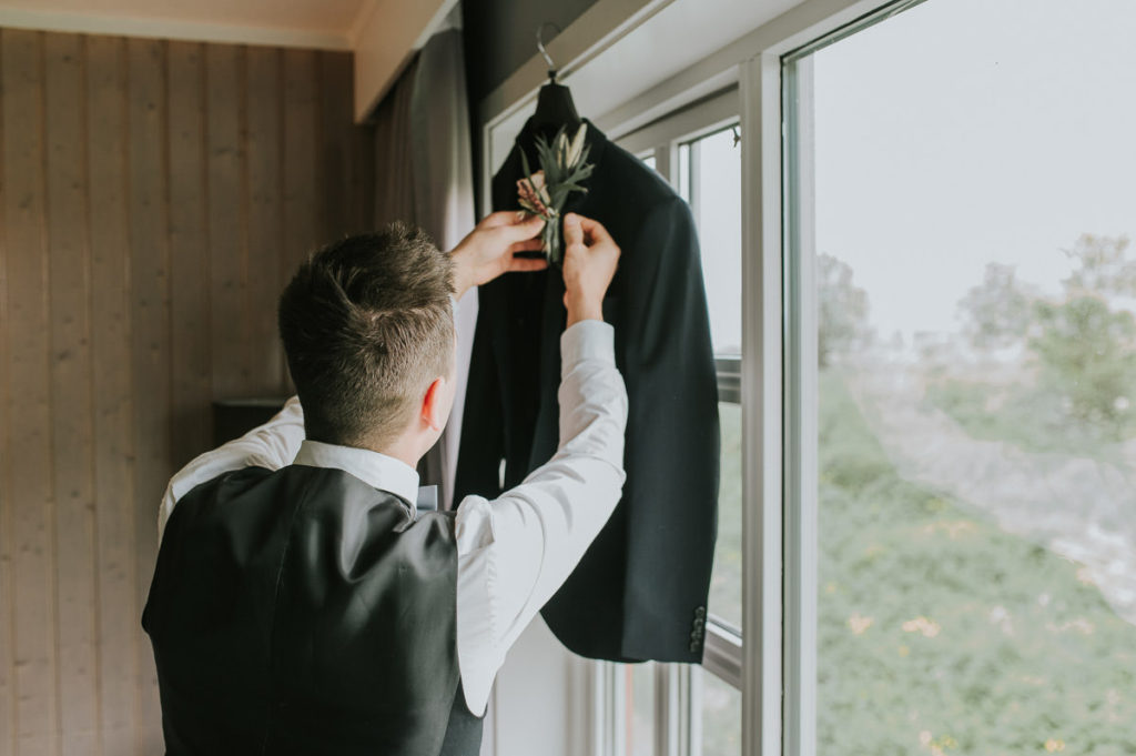 Groom getting ready for the wedding day at Sommarøy arctic hotel in Tromsø captured by Tromsø wedding photographer TS Foto Design
