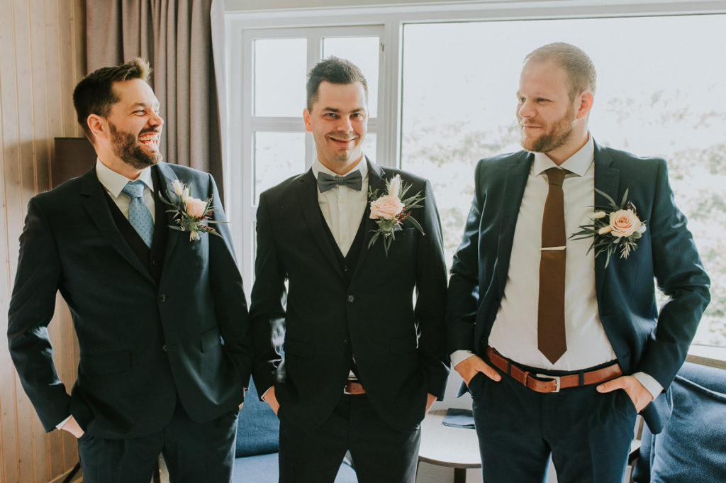 Groom and his groomsmen ready for the wedding day in Tromsø by Tromsø wedding photographer TS Foto Design