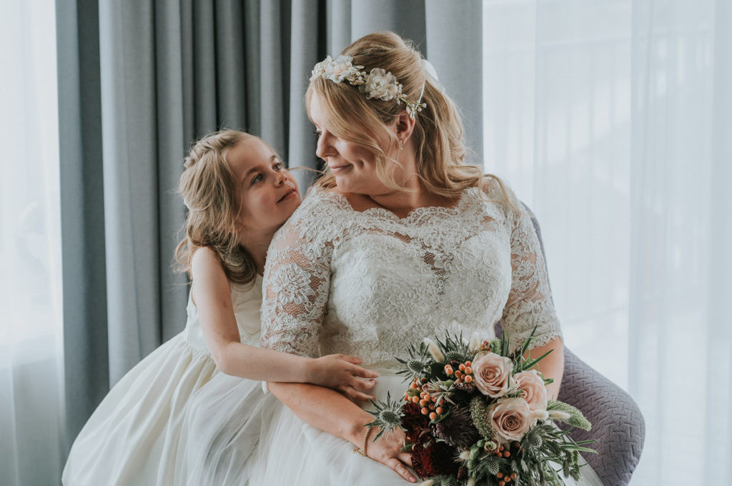 Bride and her daughter getting ready for the wedding at Sommarøy arctic hotel in Tromsø captured by Tromsø wedding photographer TS Foto Design