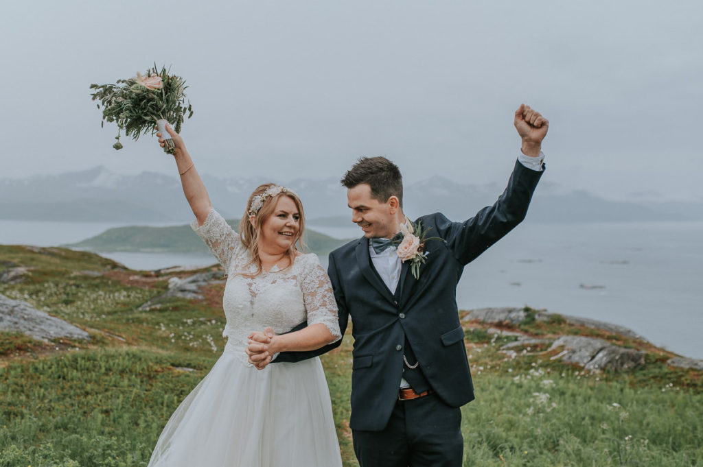 Mountain wedding in Tromsø - bride and groom cheering
