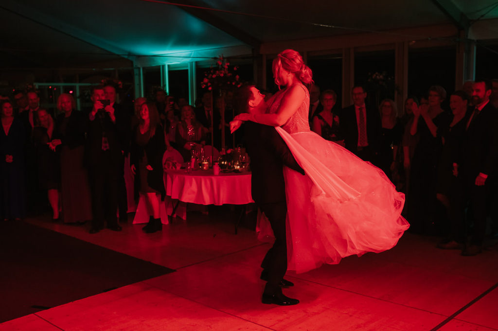 Bryllupsdans på Kvenvikmoen festlokale i Alta. Brudgommen løftet sin brud mens hun flirer full av glede