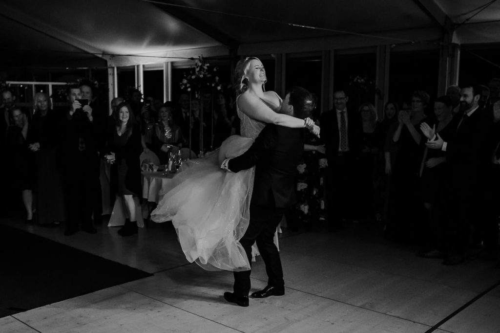 Bryllupsdans på Kvenvikmoen festlokale i Alta. Brudgommen løftet sin brud mens hun flirer full av glede