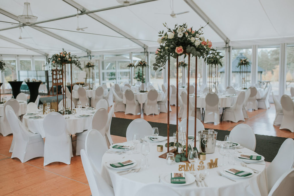 Nordlyssalen i Alta - festlokale til bryllup dekorert med hvit dekor og nydelig friske blomster oppsatser