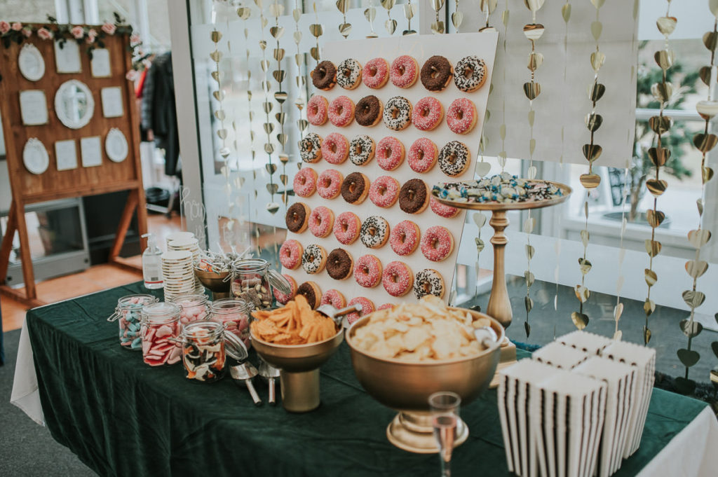 Candybar og donut stativ er pyntet og klar for en bryllupsfest i Alta