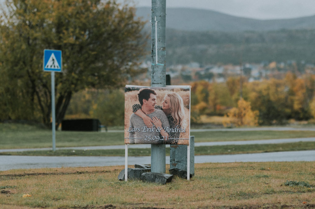 Bryllupsskilt i rundkjøringen i Alta nært Elvebakken kirke - på skiltet er det bilde av brudeparet og bryllupsdatoen