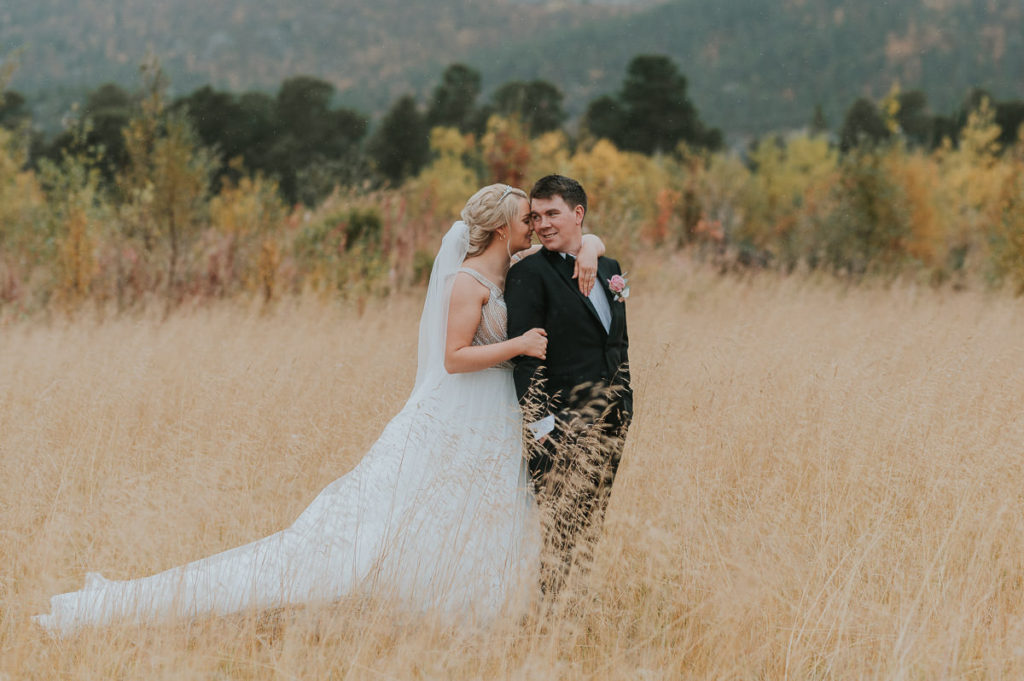 Brudeparfotografering i en nydelig gull stråfelt i Alta. Bryllupsfotografering på en flott senhøst dag 