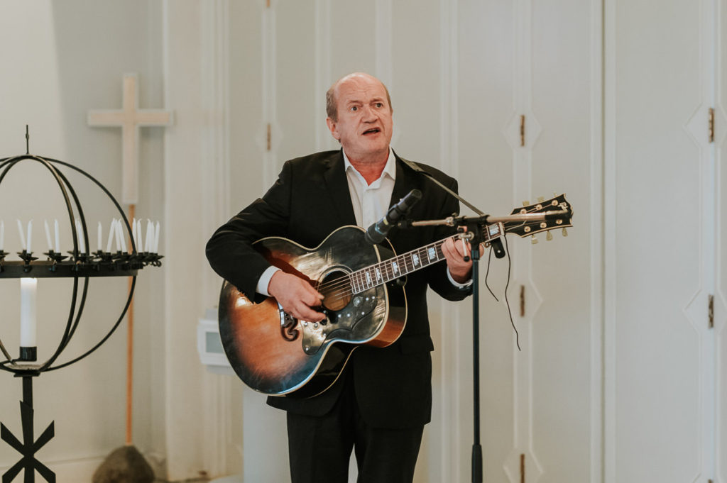 Vielse i Elvebakken kirke i Alta. En musiker Kurt Ivar Strøm spiller på guitar og synger en sang