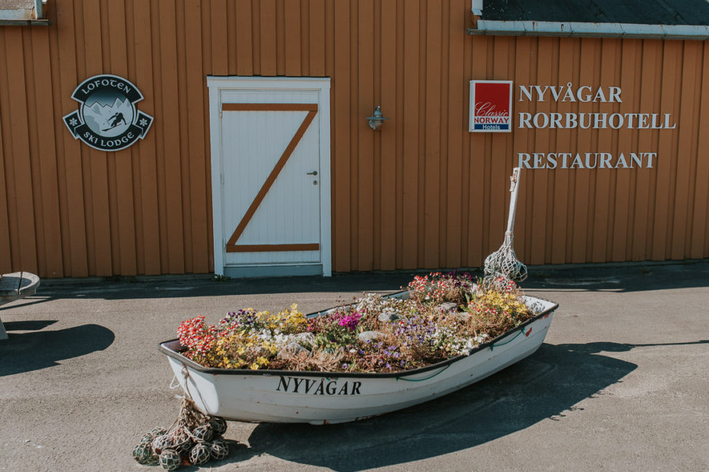 Nyvågar rorbuhotell in Kabrelvåg Lofoten - a reception for a summer adventure wedding in Norway