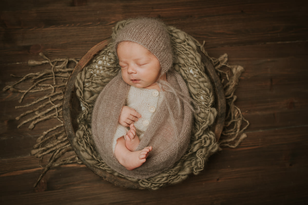 Nyfødt gutt på nyfødtfotografering i Alta i brune toner 