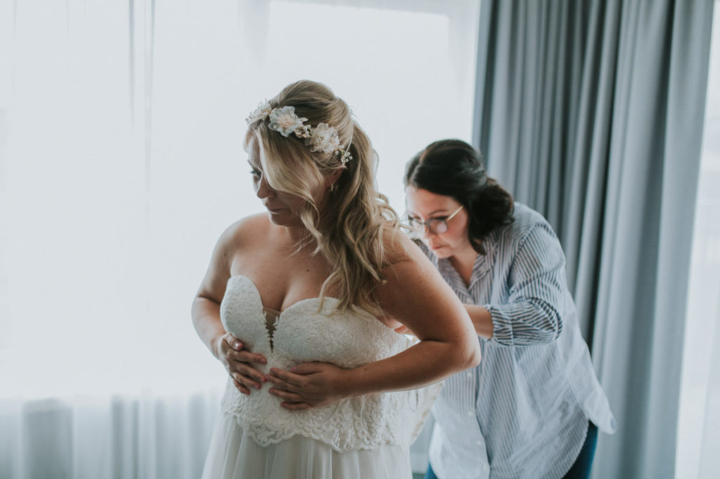 Bride getting ready for the wedding at Sommarøy arctic hotel in Tromsø captured by Tromsø wedding photographer TS Foto Design