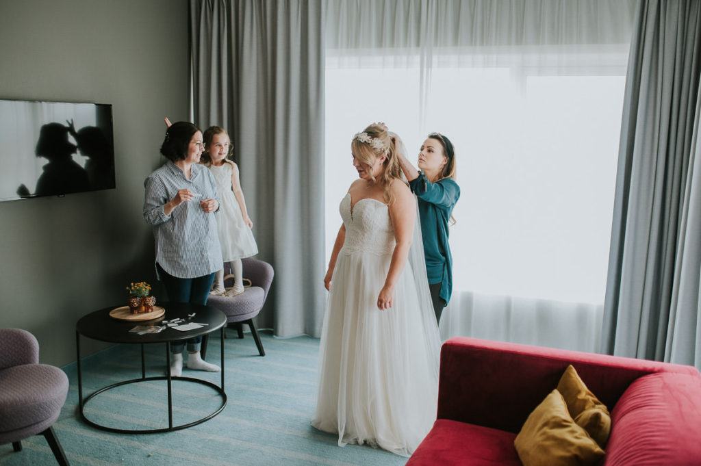 Bride getting ready for the wedding at Sommarøy arctic hotel in Tromsø captured by Tromsø wedding photographer TS Foto Design