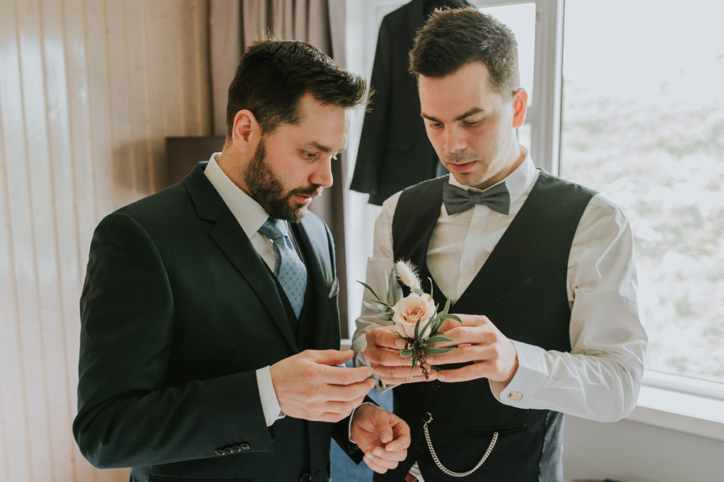 Groom getting ready for the wedding day at Sommarøy arctic hotel in Tromsø captured by Tromsø wedding photographer TS Foto Design