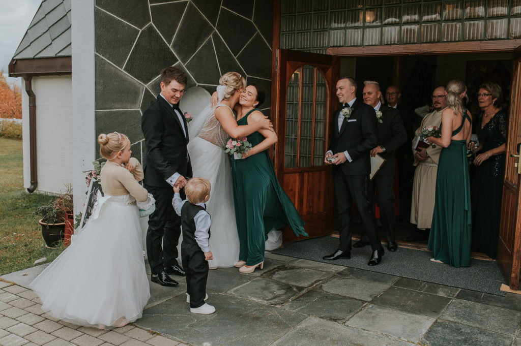Brudeparet mottar gratulasjoner på kirketrappa ved Elvebakken kirke i Alta