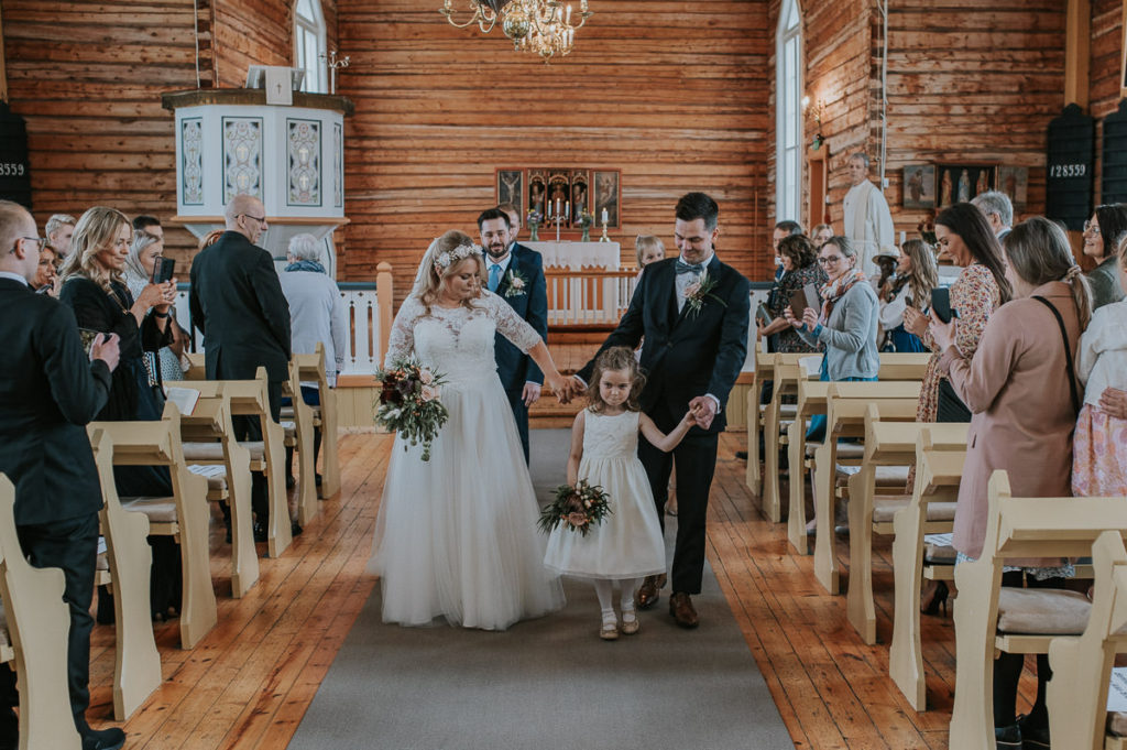 Wedding ceremony in Hillesøy church in Sommarøy Tromsø by Tromsø wedding photographer TS Foto Design