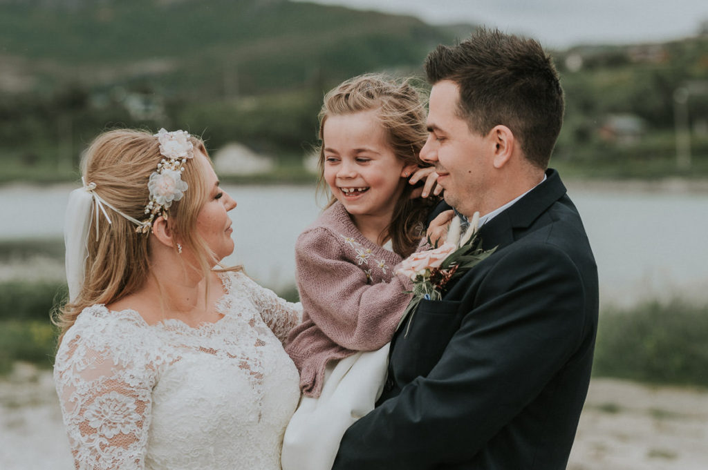 Outdoor ortrait of a bride and groom and their daughter in Tromsø - by photographer TS Foto Design