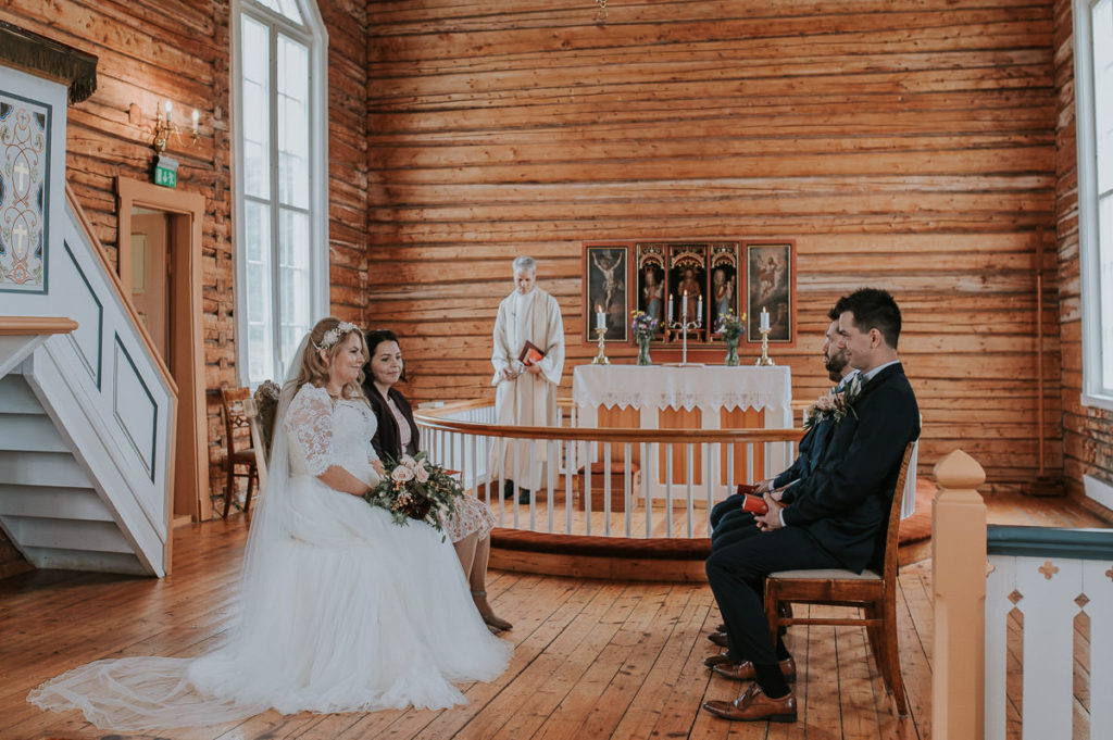 Wedding ceremony in Hillesøy church in Sommarøy Tromsø by wedding photographer TS Foto Design