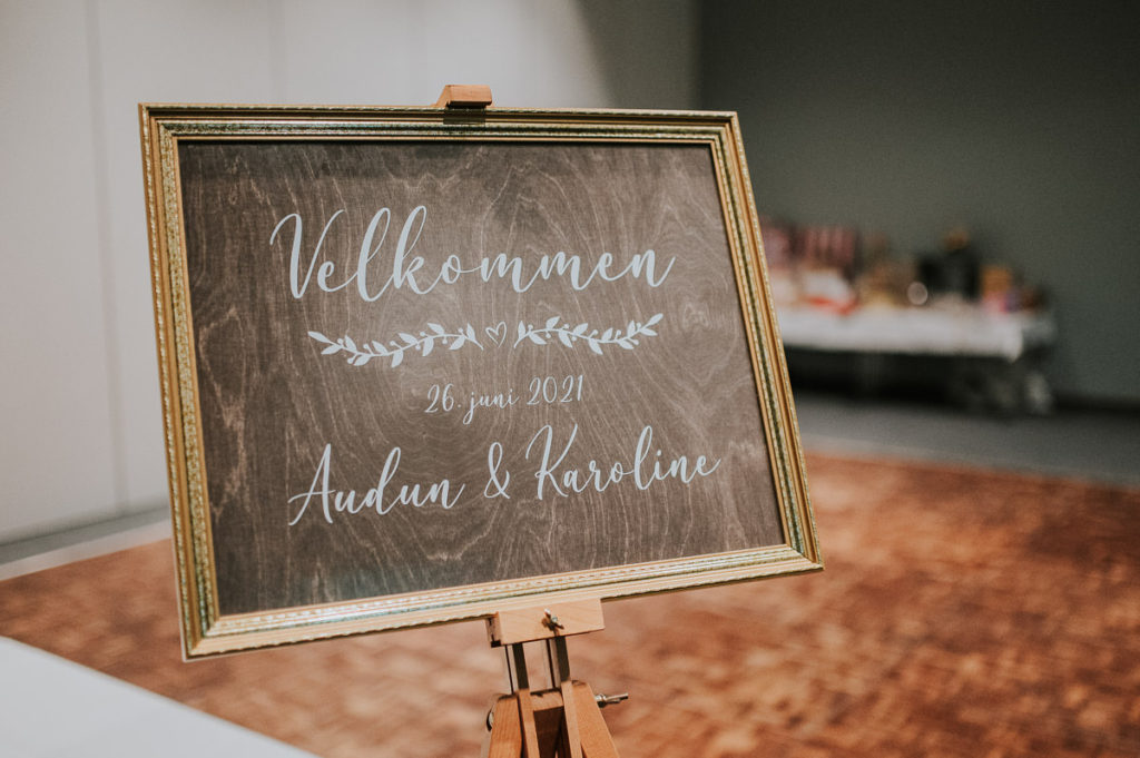 Wedding welcome sign in calligraphy