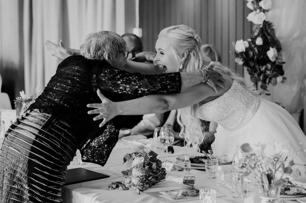 Nydelig øyeblikk hvor bruden klemmer sin bestemor fotografert av profesjonell bryllupsfotograf TS Foto Design