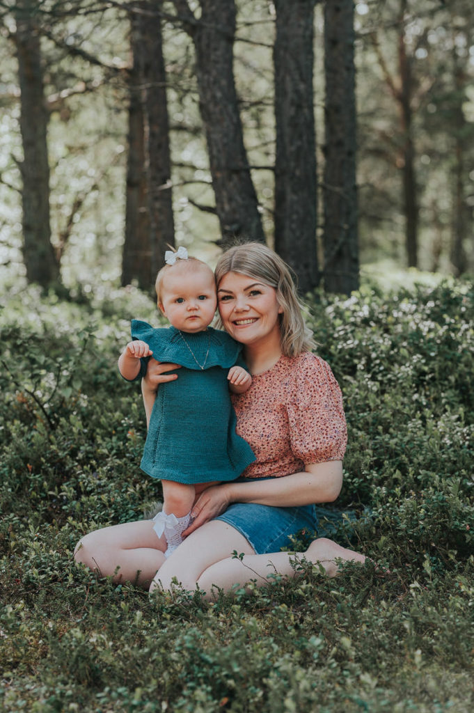 Nydelig ettåring jente med sin mamma på familiefotografering i skogen i Alta 