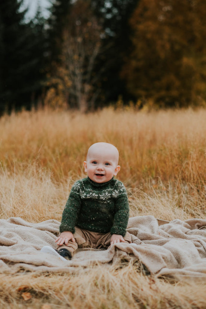 Fin ettåring gutt på barnefotografering utendørs i Alta om høsten