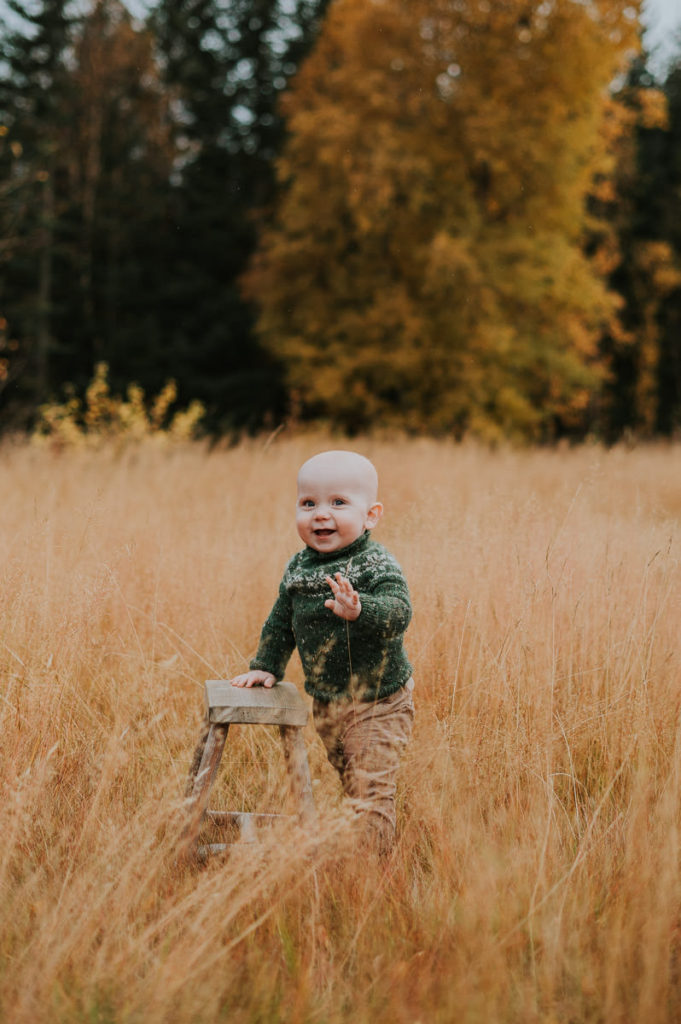 Fin ettåring gutt på barnefotografering utendørs i Alta om høsten av barnefotograf TS Foto Design
