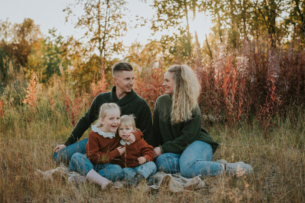 Familiefoto blant nydelige høstfarger og solnedgang i Alta