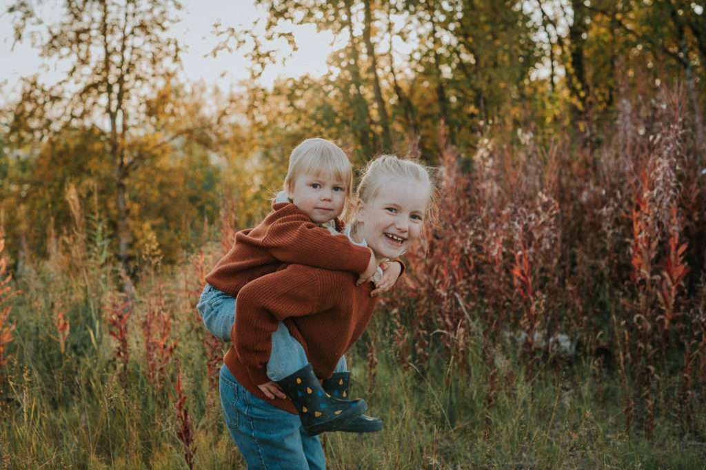 To søte jenter på barnefotografering på en vakker høstdag i Alta