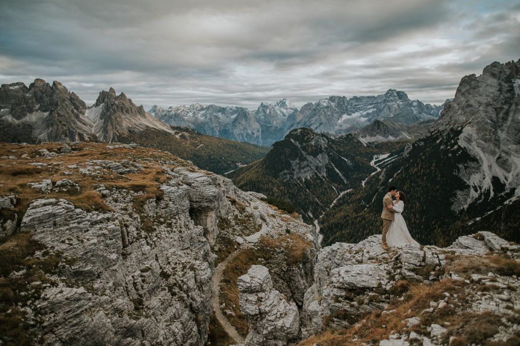 Mountain wedding in Italian dolomites captured by Italy elopement photographer TS Foto Design