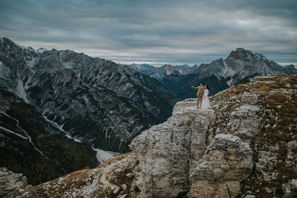 Mountain hiking elopement in Italian dolomites captured by wedding photographer TS Foto Design