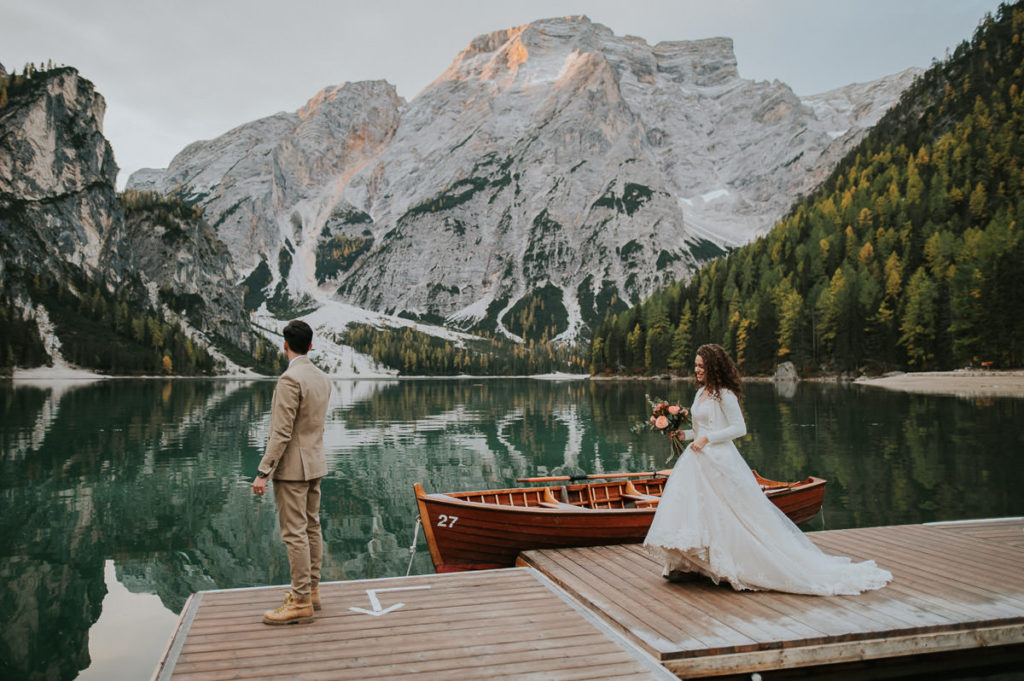 First look on the elopement day on Lago di Braies in Dolomites Italy - captured by Dolomites elopement photographer TS Foto Design