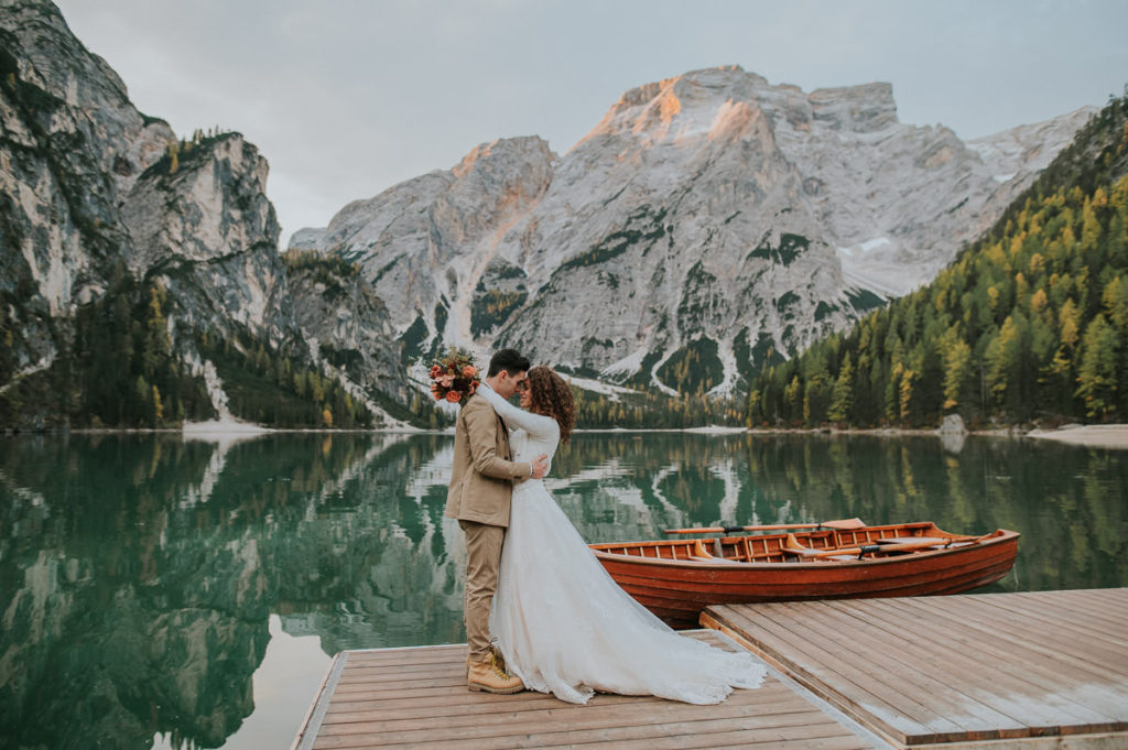 First look on the elopement day on Lago di Braies in Dolomites Italy - captured by Dolomites elopement photographer TS Foto Design