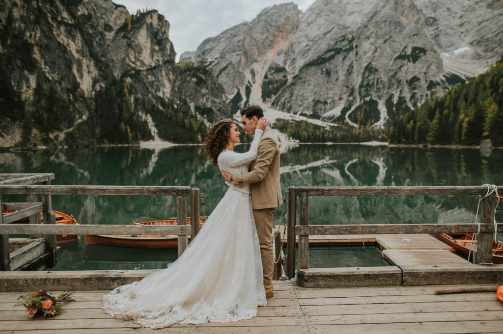 Elopement ceremony on a quay on Lago di Braies Pragser Wildsee - captured by dolomites elopement photographer TS Foto Design 