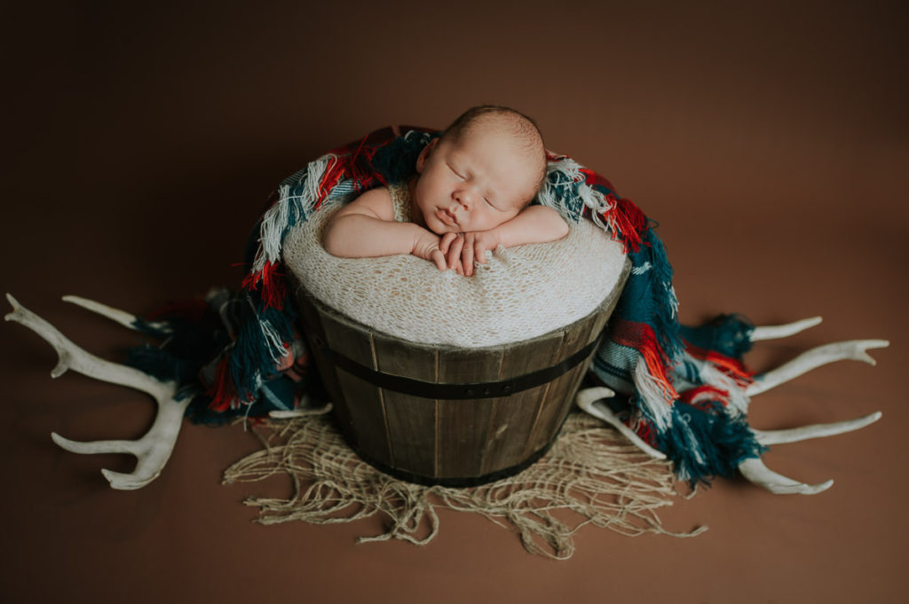 Skjønn baby gutt på en nyfødtfoto med samisk tema og gevir