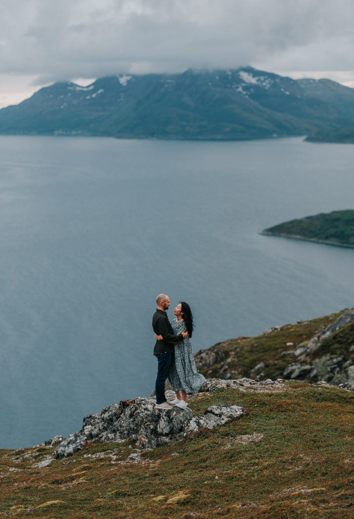 Engagement hiking photo session in the mountains of Tromsø by wedding photographer TS Foto Design