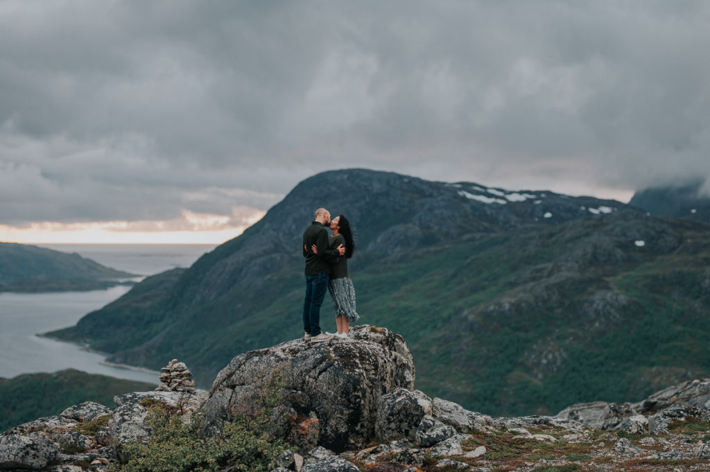 Pre-wedding photoshoot in Tromsø - bride and groom to be kissing in front of a great view