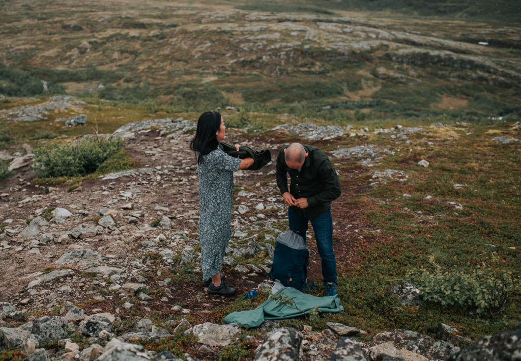 Couple getting ready for their enagagement session in the mountains in Troms